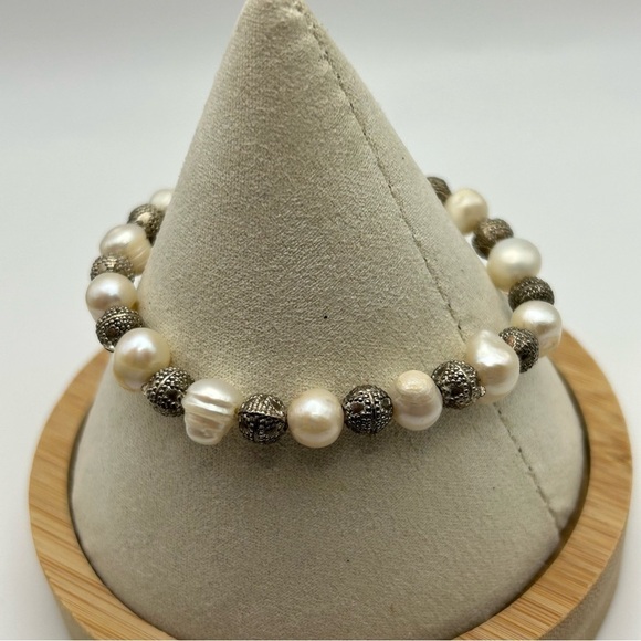 Circled Cream White Baroque Pearls Stretch Bracelet with Silver Tone Elephants - Picture 3 of 5